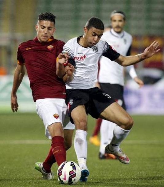 Lorenzo Pellegrini contro Defrel: il centrocampista della Roma, classe 1996, ha esordito in serie A contro il Cesena, il 22 marzo 2015. Reuters